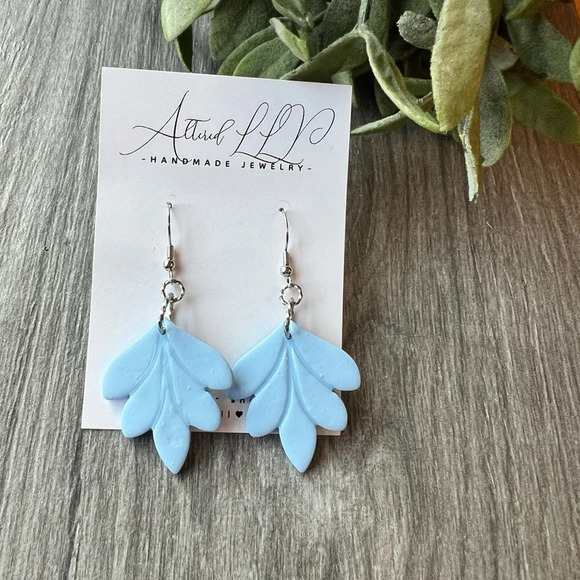 #050 Handmade- Leaf Dangle W/ Gloss Detail - Picture 3 of 3